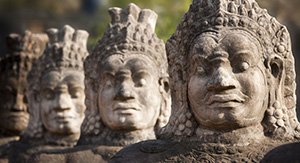 Les sculptures des têtes dans les temples d'Angkor