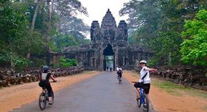 les visiteurs visitent Siem Reap à vélo