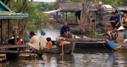 la vie flottante des habitants cambodgiens sur le fleuve de mékong