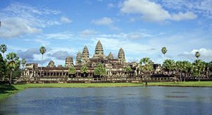 Les temples solennels et majestueux dans le complexe d'Angkor Wat