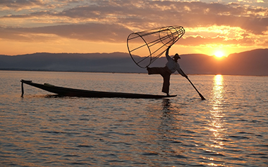le pêcheur du lac Inle dans l'aube