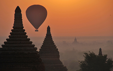 les temples à Bagan au coucher du soleil