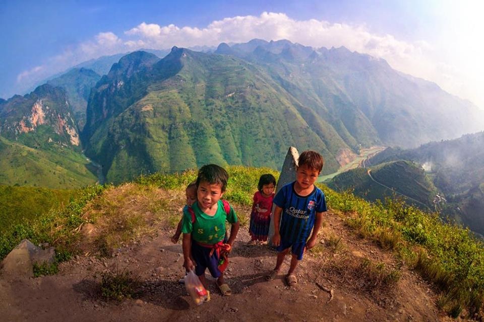 Des petits enfants avec des sourires gentilles et sucrés comme des bonbons.