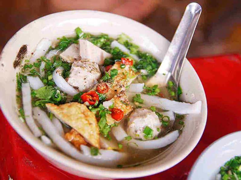 banh canh cha ca soupe de nouilles avec pâté de poisson